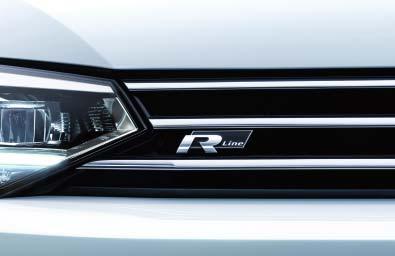 Logo R-Line na předních dveřích a samozřejmě také na mřížce chladiče je vysvětlením, proč tento rodinný automobil vypadá jako vzorový atlet.