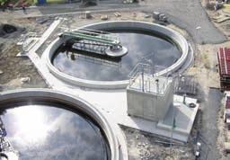Z oddělovací komory vedou dvě potrubí DN 350 opatřená v komoře kanálovým šoupětem pro regulaci nátoku do aktivačních nádrží.