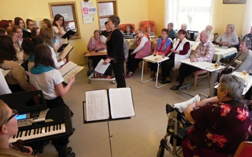 Za doprovod k vozíkům děkujeme všem zaměstnancům, a také úžasným seniorkám ze SPCCH, které vždy ochotně