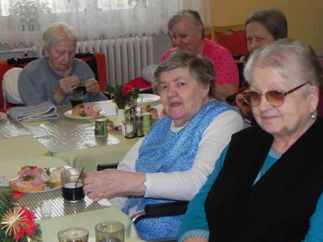Všem za toto čtení, které tady doplňujete, děkujeme. U mini-knihovny je stůl a několik křesel. Scházíme se tady a různá povídání nazýváme besedy u konferenčního stolu nebo-li konference.