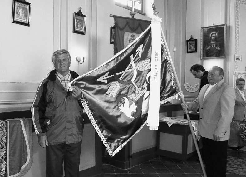 dubna 2009 byla důležitým dnem v historii obce. Po více než roce práce na praporu a znaku, rozhodlo zastupitelstvo nechat symboly obce posvětit při tradiční pouťové mši.