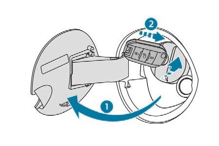 Jakmile je doplňování paliva dokončeno: F Namontujte zpět uzávěr palivové nádrže. F Otočte klíček doprava a poté jej vytáhněte z uzávěru. F Zavřete klapku uzávěru palivové nádrže.