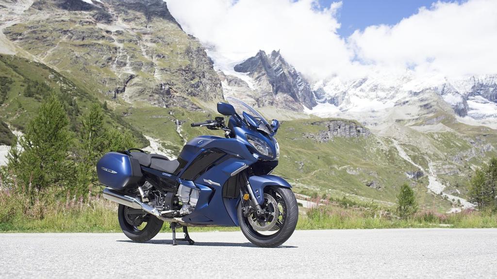 Objevte vzrušení z cestování Připravte se na nejrafinovanější a nejdynamičtější sportovně cestovní motocykl na trhu model Yamaha.