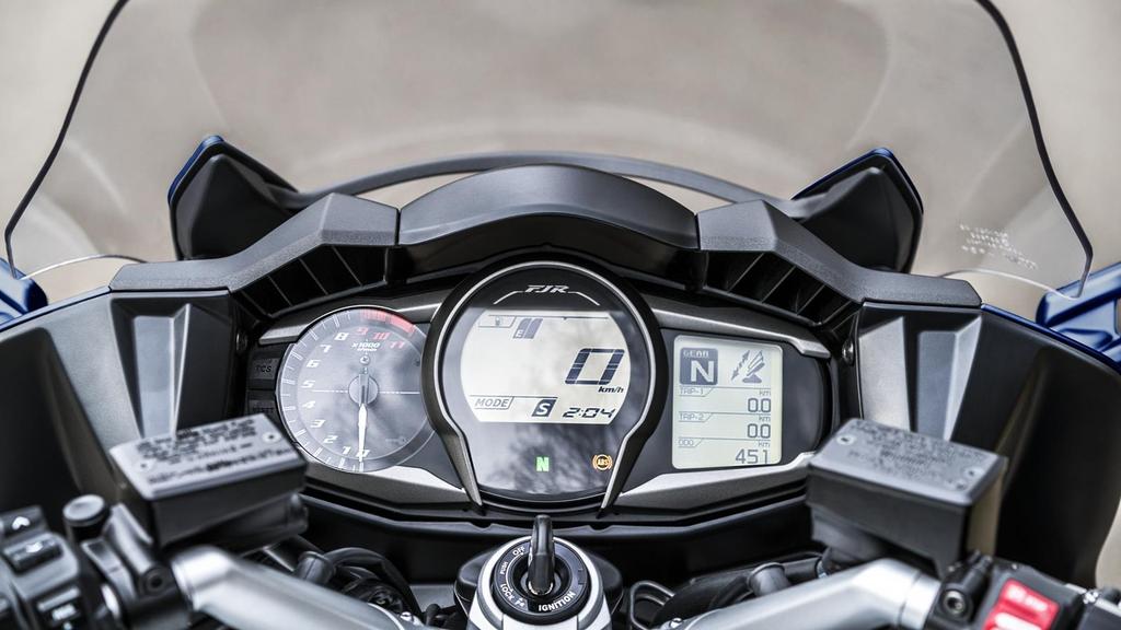 Řadový čtyřválec o objemu 1 298 ccm Technicky vyspělý motor vybavený systémem elektronického ovládání škrticí klapky Yamaha nabízí plynulý výkon, dynamické sportovní jízdní vlastnosti spolu s nízkou