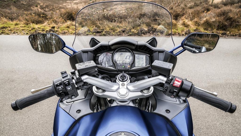 Důmyslný trojdílný přístrojový panel Technické vlastnosti propracovaného cestovního motocyklu doplňuje špičkový trojdílný přístrojový panel.