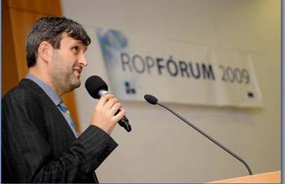 ~ 130 ~ Obr. č. 19 až 20: Výroční konference obrazem Další aktivitou ROPfóra 2009 byl Veletrh regionálních projektů, který probíhal ve foyer Univerzitní auly.