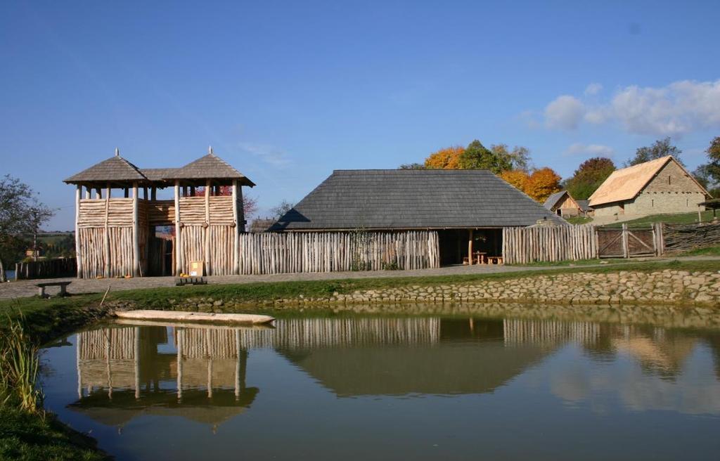 ARCHEOSKANZEN MODRÁ Archeoskanzen Modrá - Velkomoravské sídliště středního Pomoraví. Je významným subjektem názorně osvětlujícím jednu z nejvýznamnějších etap našich národních dějin.