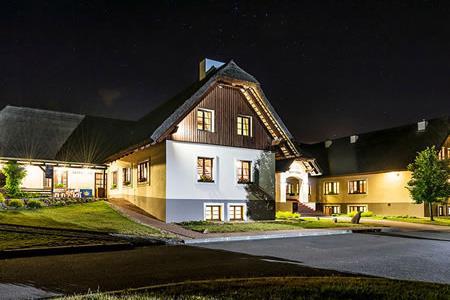 HOTEL SKANZEN Hotel Skanzen a Depandance Skanzen nabízí přes 100 komfortních lůžek poctivá moravská kuchyně z čerstvých surovin firemní a společenské akce