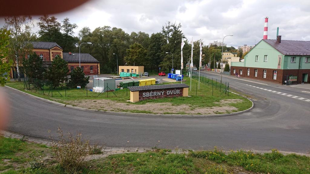 DROBNÉ ELEKTROZAŘÍZENÍ Do kontejneru patří mobily