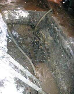 neměly dostatečné krytí buď nedodržením pokládky do předepsané hloubky nebo snížením zákopové hloubky v pozdějších obdobích provedenými terénními úpravami nebo zásahy do ochranného pásma vodovodu),