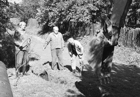 Zhruba po 9 hodinách práce byla vyhrabána r ha, poloïeny a zasypány trubky po obou stranách komunikace.