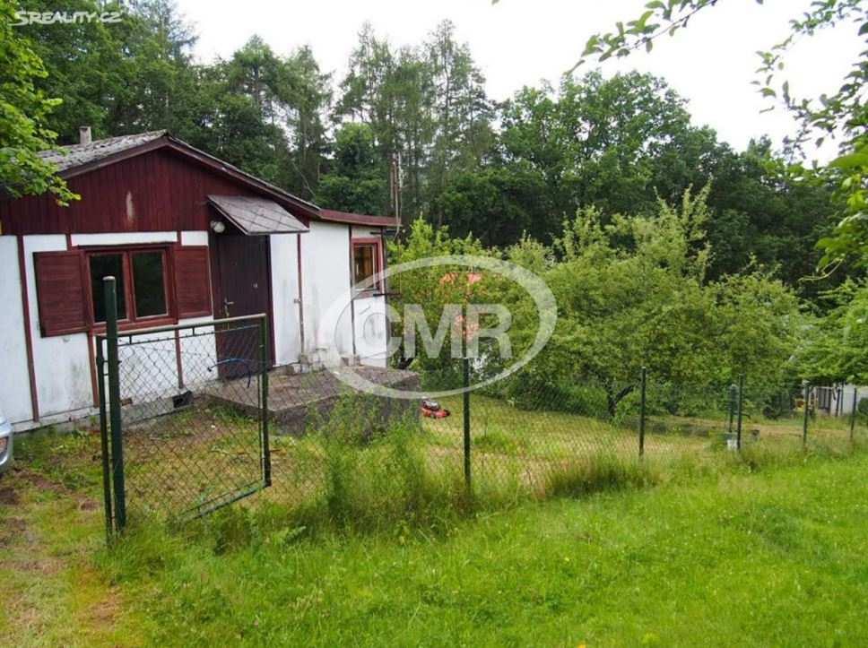 388 m2 Sklep: Ano Voda: Místní zdroj Topení: Lokální tuhá paliva Odpad: Jímka Elektřina: 230V/400V Popis: Montovaná chata na vlastním pozemku, osada Rakousy.