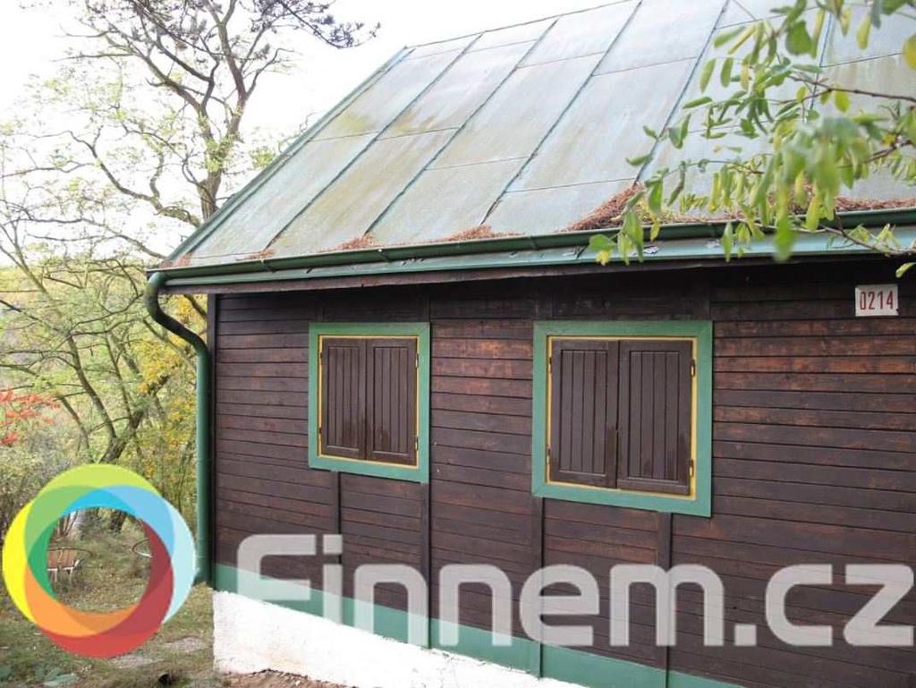 NP: vstupní veranda s terasou, obytná kuchyň s jídelním koutem a pokoj; v podkroví: ložnice s dřevěným obložením stropu i stěn s okny. Podlahy betonové, okna dřevěná špaletová.