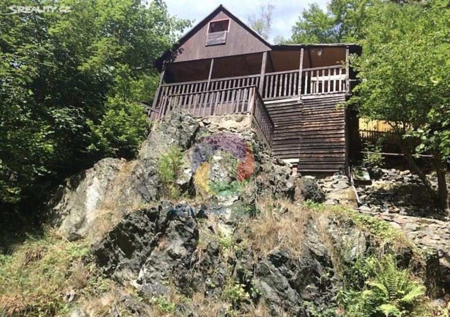 zdroj Topení: Lokální tuhá paliva Elektřina: 230V Popis: Dřevěná, patrová chata, 2x terasa, u řeky Sázavy.