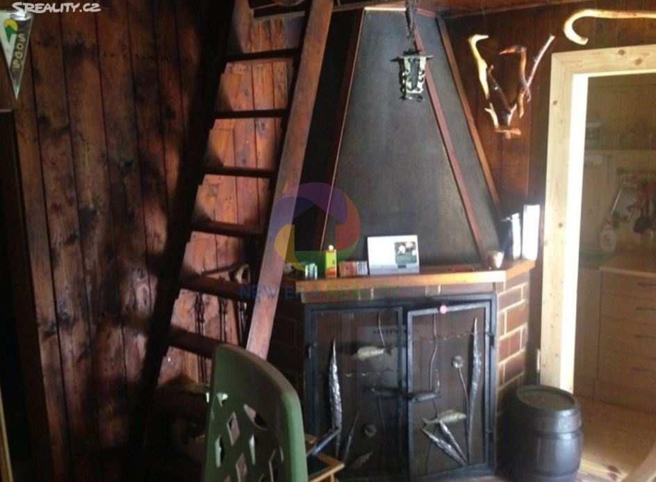 Pozemek pod chatou je pronajaty od obce Jílové u Prahy. Jedná se o chatu v k.ú. Luka pod Medníkem, č. ev.