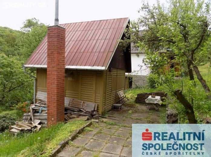 Dispozice 2+kk a je situována v horní části oploceného svažitého pozemku. Vedle chaty (v přístavku) je suchá toaleta. V chatě je elektřina 400/230V, letní vodovod ze Želivky (vedle chaty).