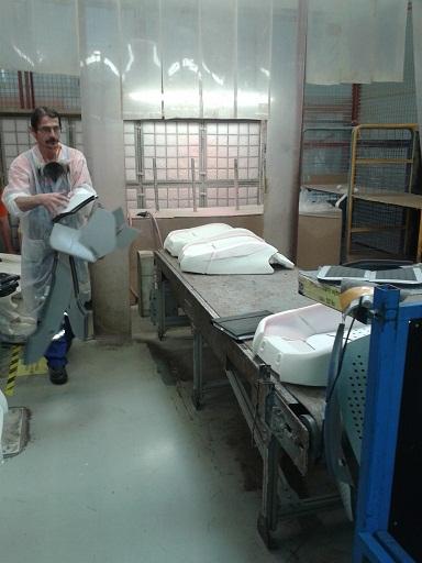 Z tohoto důvodu je pásový dopravník vzdálený od dalšího pracoviště přibližně 2 metry, aby byl dostatečný čas na vyzrání lepidla.