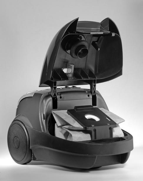 Apăsaţi clapeta de siguranţă pe suportul sacului de praf (Fig. 4), scoateţi sacul folosit şi eliminaţi-l. Aveţi grijă să nu rupeţi sacul când îl manipulaţi. 3. Montaţi un sac nou.