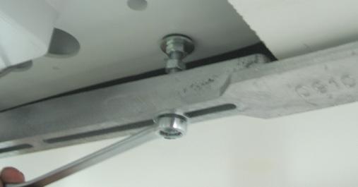 NL 4 Maak de bevestigingsbeugels vast door het vastschroeven van de moeren totdat de EPDM buitenpakking (Punt 4a) van de apparatuur vastzit,