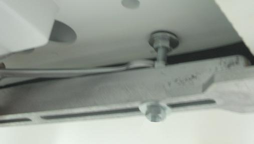 Controleer de compressie van de EPDM pakking waarbij een flexometer in de vier hoeken wordt gebruikt. -6mm.
