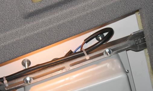 NL Alle modellen uitgezonderd euro 6 Gedetailleerde instructies voor de installatie van de voedingskabel met toegang tot het opbergvak rechtsboven Open de bovenste rechterklep van het