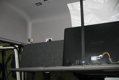SLICOOL CZ VŠECHY ODELY KOĚ EUO 6 Podrobné pokyny k instalaci napájecí kabeláže bez výstupu v horní pravé přihrádce 6 Odmontujte přední