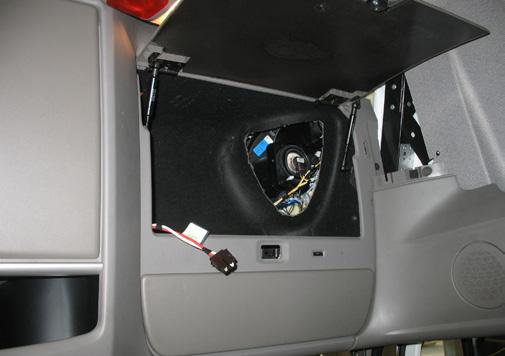 L SLICOOL ALLE ODELLE EHALVE EUO 6 Gedetailleerde instructies voor de installatie van de stroomkabels met toegang via het dashboardkastje bovenaan rechts 6 Open het deksel van het dashboardkastje
