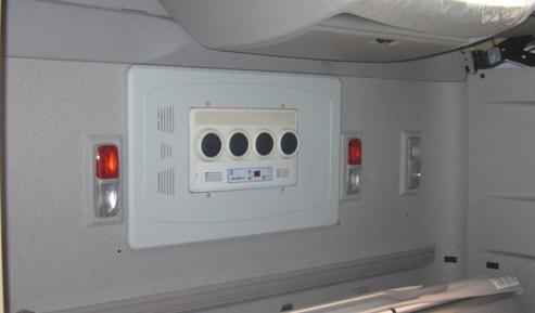 breng het kortste deel van de console in het voorste deel van de cabine aan.
