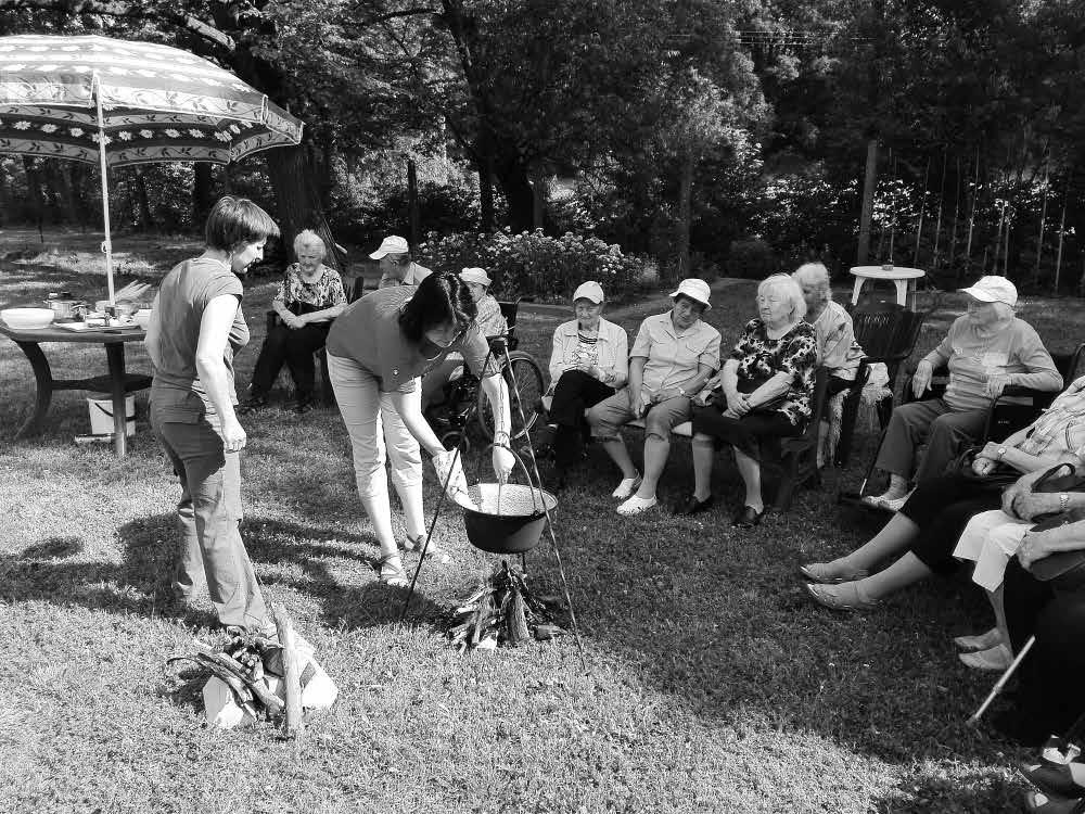 Pokud dopravu do stacionáře nemůže zajistit rodina, lze dohodnout dopravu charitním vozidlem se střediskem Sociálního podnikání, které má na starosti vedoucí pečovatelské služby paní Markéta Bucková