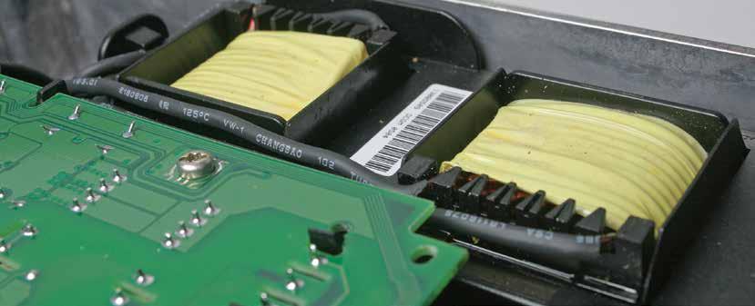Optimalizace výkonu a ochrana sítě Integrovaná ochrana jako standard Měnič kmitočtu VLT AutomationDrive FC 300 obsahuje všechny moduly nutné k zajištění shody s EMC standardy.