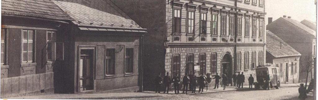 Vede ji Adolf Loyka a sídlila v různých domech ve městě a až roku 1885 je přemístěna do budovy pošty na Valdickém předměstí a stává se součástí C.K.poštovního a Telegrafního úřadu. Tento úřad se 1.