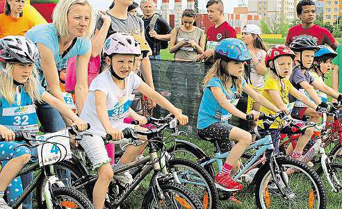 Metropole se totiž stala další zastávkou Slavata Triatlon Tour, unikátního projektu, který má ambiciózní cíl propojit svět dětí zfungujících rodin atěch, které jsou odkázány na ústavní péči.