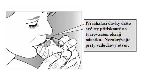Nevydechujte do inhalátoru. Vložte náustek mezi rty a pevně jej svými rty stiskněte. Neblokujte vzduchový otvor prsty.