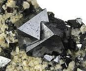 Magnetit Hematit krevel Složení: oxid železitý Fe 2 O 3 Vzhled: zrnitý, krystalický, kusový, zemitý Barva: stříbřitě šedá až černá s polokovovým leskem.