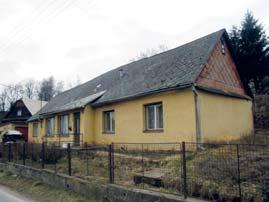 Rodinný dům je o velikosti 3 + 1, se sociálním zařízením, podsklepený, s půdou. Napojen je na vodovodní řad, elektřina je odpojena. Část stavby stojí na pozemcích jiných vlastníků.