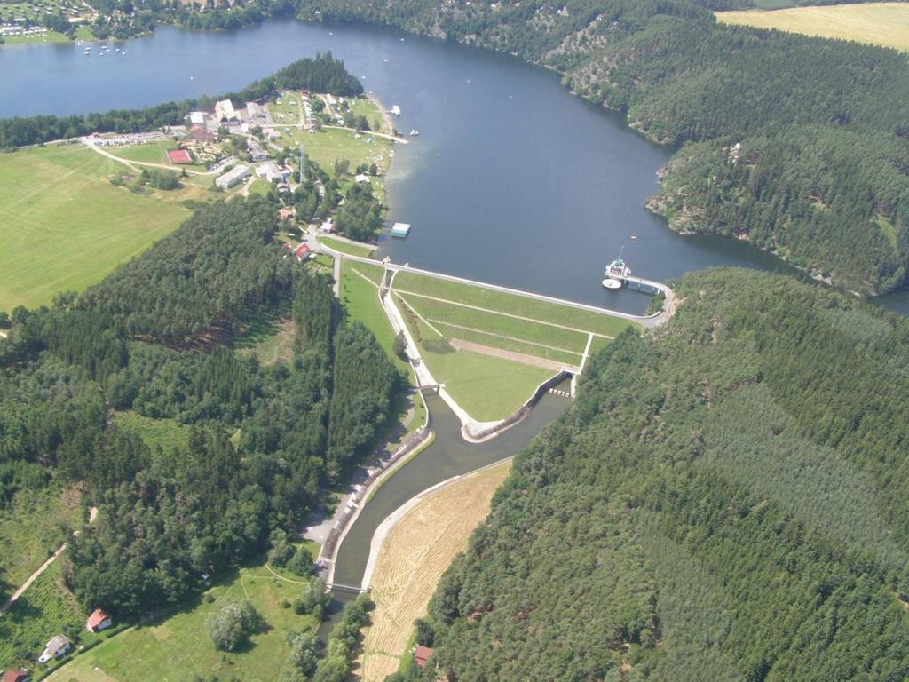 4.1 Úvod Povrchové vody představují z hlediska množství hlavní část vodních zdrojů v České republice.