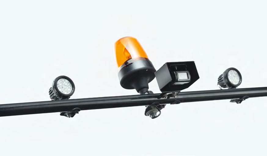 Mezi standardní LED osvětlení patří sběrač, uzlovače a prostor jehel. Další dvě standardní LED lampy osvětlují zadní prostor lisu.