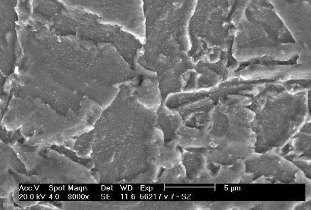 svarového rozhraní, 2% Nital, REM, měřítko 5 µm. Obr. 4.