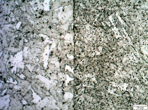 Ve svarové oblasti dochází k nauhličování oceli, které se projevuje ve větším počtu karbidických částic ve struktuře, viz. obr. 4.37 vpravo.
