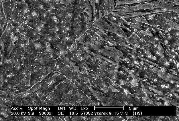 svarového rozhraní, 2% Nital, REM, měřítko 5 µm. 400 Vzorek č.