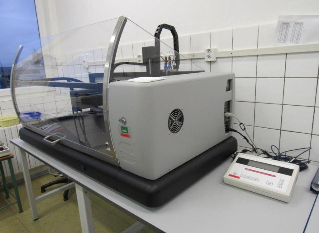 Hmotnostně selektivní detektor napojený na UPLC XEVO TQD slouží ke stanovení nízkých