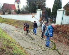 Pfiítomní hosté, paní starostka obce a starosta OSHD pronesli své slavnostní projevy. Souãástí oslav bylo poïehnání nové hasiãské stfiíkaãky p.