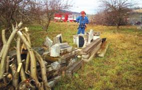 V echny stateãné dûti se po projití Peklem setkaly s Mikulá em a Andûlem, dostaly odmûnu a spokojenû zamífiily domû. Mgr. Vladimír Fiedler, uãitel Vinohrádek zahájil svou 29.