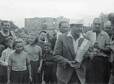 Rok 1961 - A muïstvo Horní fiada zleva: Karel âern, Karel Klejna, Antonín Knobloch, Josef Davídek, Zdenûk rámek, Franti ek Dvofiák, Dion z Hutár, Miroslav S kora Dolní fiada zleva: Jaroslav Petfiina,