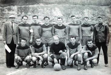Jaroslav Hasman, Ivan Todavãiã, Josef Zvûfiina, Václav Babák, Antonín Po ík Dolní fiada zleva: Petr Babák a Pavel Babák LeÏící: Vojtûch Hou ka Rok 1961 - Foto po derby utkání v Mal ch Îernosekách
