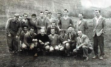, Harald Závesk, Miroslav S kora, Jaroslav Trnka, Jindfiich Furka, Václav rámek, Franti ek Kadefiábek Dolní fiada zleva: Herbert Král, Karel Klejna, Ladislav tefan, Václav Hála, Jan Koãárník, Karel
