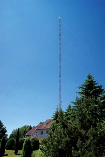 duktů kondenzace vodní páry v ovzduší, radioaktivity vzduchu a přízemní rychlosti a směru větru (Novitsky et al. 2010).