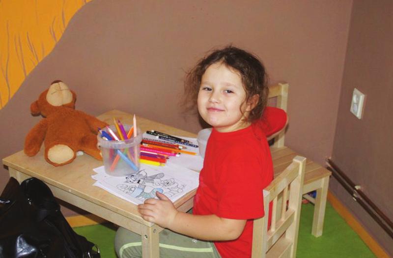 K dispozici je herna vybavena základním nábytkem a hračkami. Dále pak v době, kdy nejsou konány žádné další akce sdružení, mohou využít také sál se základním sportovním vybavením.