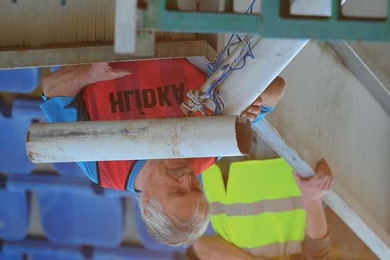 Pracovníci správy mladoboleslavského Městského stadionu ve spolupráci s přítomnými hasiči poškozenou branku odstranili a nahradili ji náhradní přenosnou, kterou náležitě