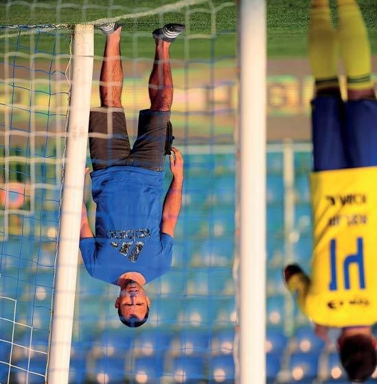 Pochybnosti, zda náhradní branka má odpovídající rozměry, zamítl šéf správy stadionu Jan Pechanec, jenž je držitelem ocenění Groundsman roku 2017 za vzornou péči o fotbalový